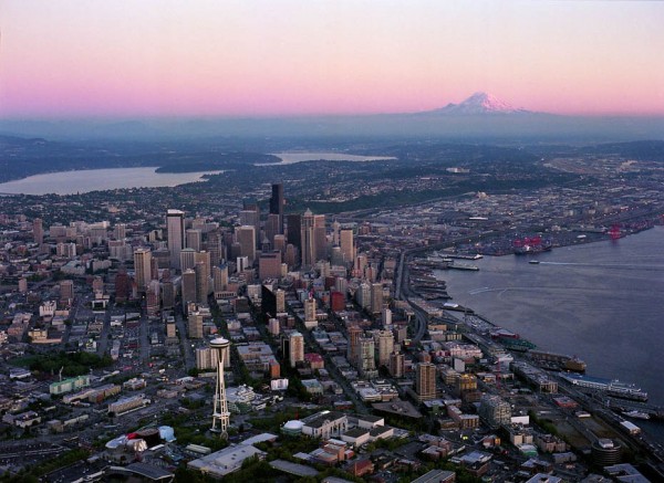Thành phố Seattle trong ánh bình minh của ngày mới.