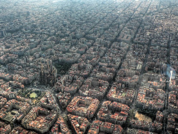 Barcelona với những ngôi nhà trông giống như những khối hộp vuông vắn.