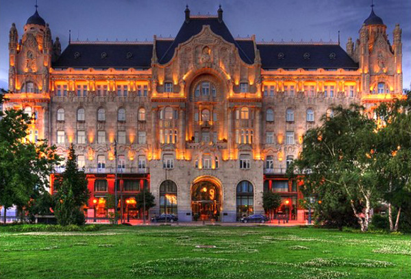Cung điện Bốn mùa Gresham, ở Budapest, Hungary.