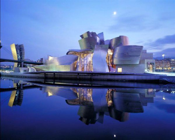 Bảo tàng Guggenheim ở Bilbao, Tây Ban Nha, được làm bằng chất liệu thép, vỏ bọc titan.