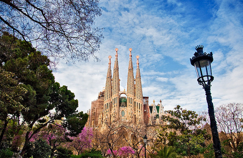 Nhà thờ Sagrada Familia ở Bacelona là một trong những địa danh được coi là biểu tượng của đất nước Tây Ban Nha.