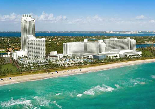 Bãi biển Miami ở bang Florida là một trong những bờ biển thu hút khách du lịch.