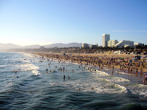 Thành phố Santa Monica, ở bang California luôn đông khách du lịch vào mùa hè.