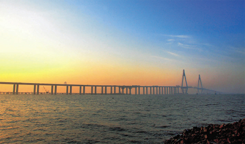 Trước khi cầu Vịnh Giao Châu được khánh thành, cầu Vịnh Hàng Châu ở thành phố cùng tên thuộc tỉnh Chiết Giang, Trung Quốc chính là cầu