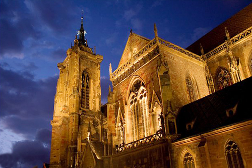 Nhà thờ ở Coma mang nét đặc trưng của kiến trúc Gothic và luôn rực rỡ trong ánh đèn.