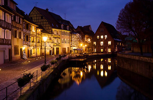 Thị trấn nhỏ lung linh bên dòng kênh.