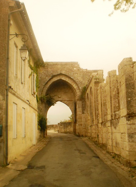 Cổng Porte Brunet được xây dựng từ thời trung cổ.