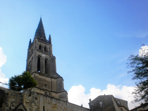 Tháp chuông nhà thờ trong buổi chiều nắng.