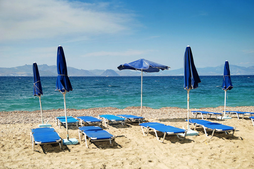Bạn có thể thoải mái bơi lội trong làn nước trong vắt của biển hoặc nằm dài tắm nắng trên cát.