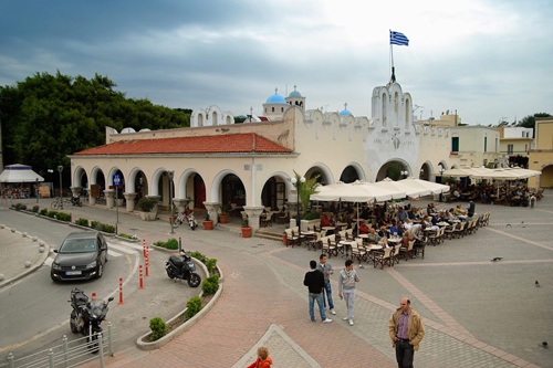 Trung tâm thị trấn trên đảo Kos có nhiều nhà hàng, quán cà phê và là thu hút nhiều khách du lịch.