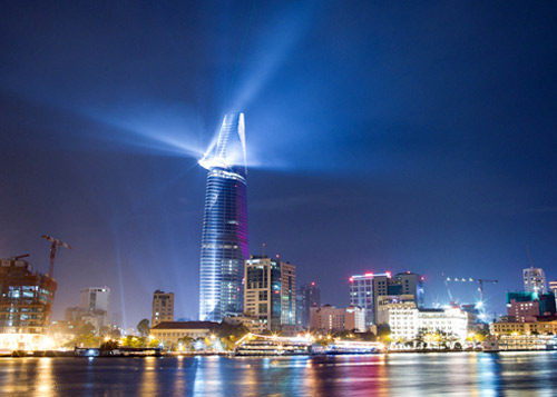 Tòa tháp lung linh bên bờ sông Sài Gòn. Ảnh: VnExpress.