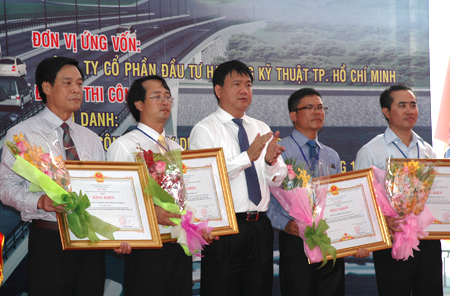 Bộ trưởng Bộ GTVT Đinh La Thăng tặng bằng khen cho các cá nhân và tập thể đã hăng say lao động giúp dự án hoàn thành vượt tiến độcầu về đích