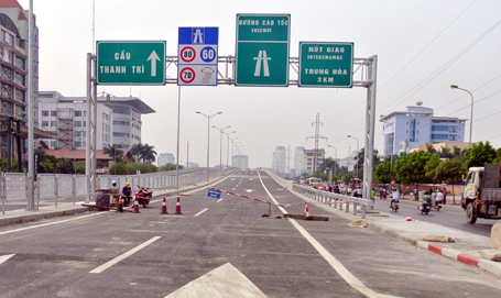 Điểm đầu của đừng trên cao nối với cầu vượt Mai Dịch cũng đã sẵn sàng cho ngày thông xe