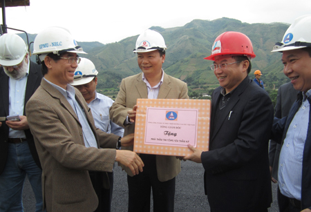 Bi thư tỉnh ủy Lào Cai tặng quà cho các nhà thầu thi công dự án
