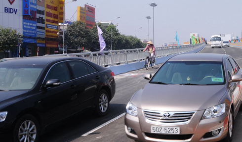 Một chiếc xe đạp hiếm hoi đi lên cầu tại Hàng Xanh. Cầu vượt chỉ được dành cho xe ôtô lưu thông.