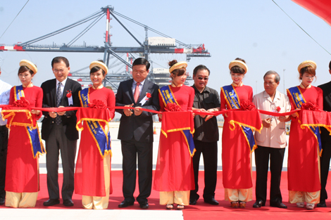  Phó thủ tướng Hoàng Trung Hải, Bộ trưởng Đinh La Thăng cùng các đại biểu cắt băng khánh thành cảng Cái Mép – Thị Vải