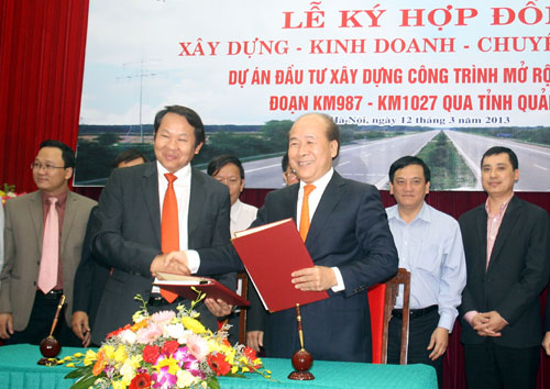 Thứ trưởng Bộ GTVT Nguyễn Văn Công và ông Thân Đức Nam - Chủ tịch Cienco 5 tại Lễ ký hợp đồng BOT dự án mở rộng QL1 qua tỉnh Quảng Nam
