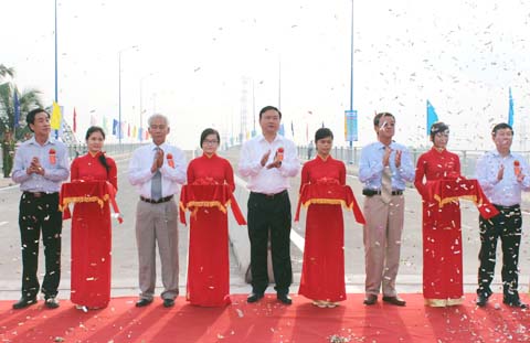Bộ trưởng Đinh La Thăng cùng các đại biểu cắt băng thông xe cầu Bửu Hòa