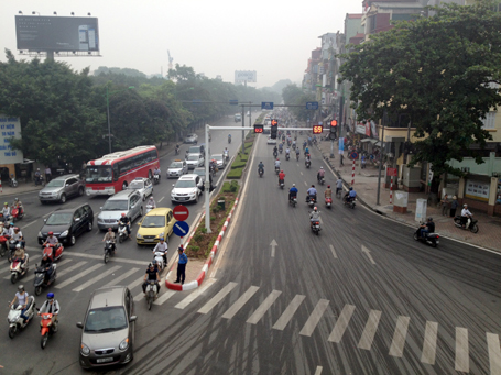 Sau khi cầu thông xe, dù là giờ cao điểm dưới mặt đường vẫn thưa thớt ô tô, xe máy