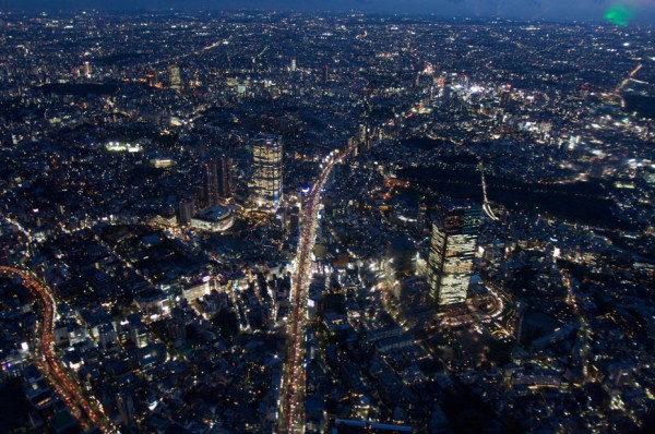 Thủ đô Tokyo, Nhật Bản với màu xanh bao trùm thành phố khi đêm dần buông.
