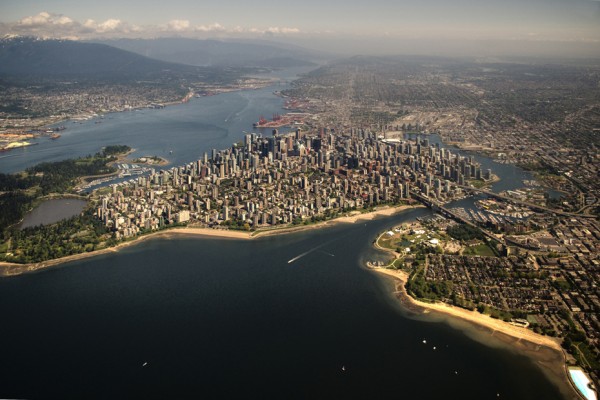 Thành phố Vancouver, Canada với biển bao bọc.