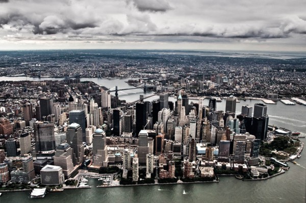 New York, với những tòa nhà chọc trời.