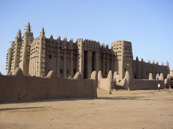 Nhà thờ Hồi giáo Dejenne tại Mali, công trình kiến trúc lớn nhất thế giới được xây dựng hoàn toàn từ bùn đất.