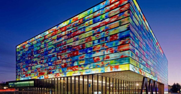 Trung tâm nghe nhìn ở thành phố Hilversum, Hà Lan được tạo nên bởi hàng trăm mảnh ghép là những tấm kính màu trong sặc sỡ.