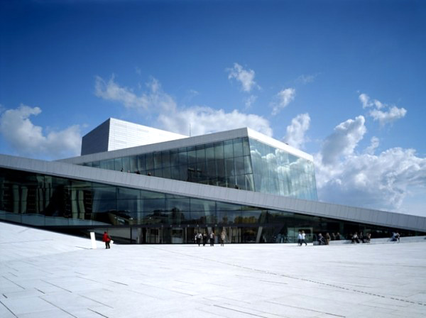 Nhà hát opera và ba lê quốc gia Na Uy nằm ở Oslo.