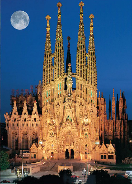 Nhà thờ Công giáo Sagrada Familia, ở Barcelona, Tây Ban Nha. Đây là nhà thờ theo phong cách La Mã được kiến trúc sư người Tây Ban Nha Antoni Gaudi thiết kế và thi công từ năm 1882 trong suốt 40 năm nhưng chưa hoàn thành thì ông đã qua đời.