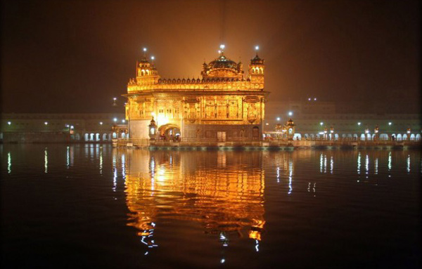 Đền thờ Vàng ở Amritsar, Ấn Độ.