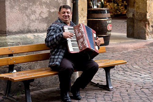 Trên đường phố, du khách có thể bắt gặp vài nghệ sĩ hát rong và nhạc sĩ chơi đàn sôi nổi.