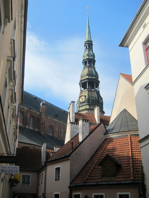 Tháp chuông của Đại Thánh Đường lô xô bên mái ngói rêu phong của phố cổ.