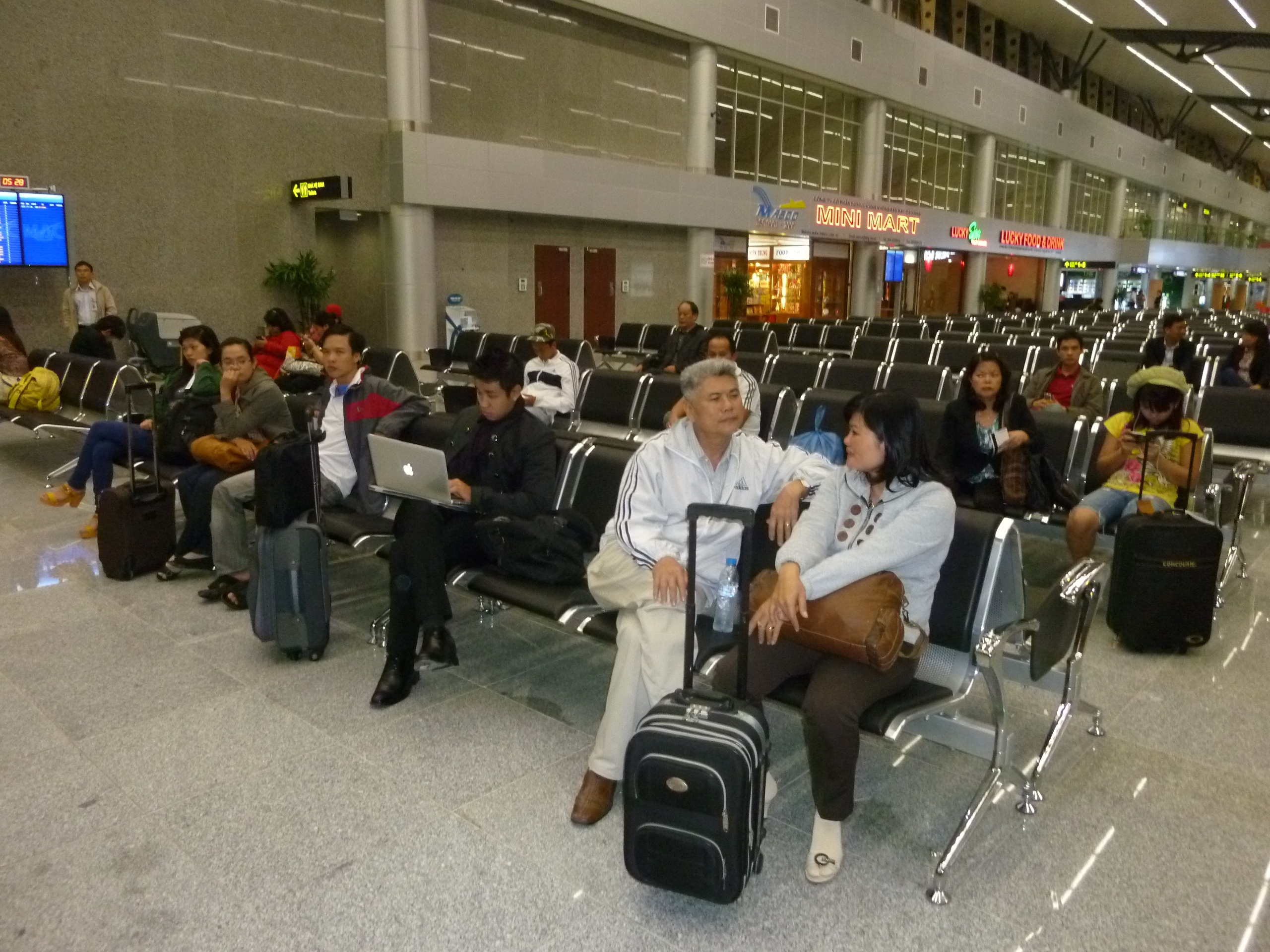 Những hành khách đầu tiên có mặt tại sân bay quốc tế Đà Nẵng