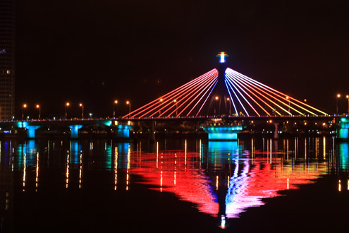 Cầu quay sông Hàn được nhiều người biết đến bởi đây là cây cầu quay đầu tiên do kỹ sư và công nhân Việt Nam thiết kế và thi công. Cầu nối liền hai tuyến đường trung tâm giữa quận Hải Châu và quận Sơn Trà.