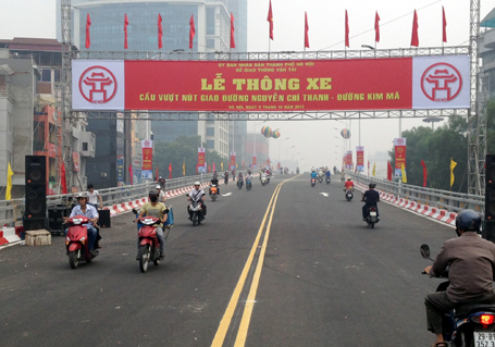 Cầu vượt dầm thép nút giao Nguyễn Chí Thanh - Liễu Giai được thông xe vào đầu giờ sáng nay