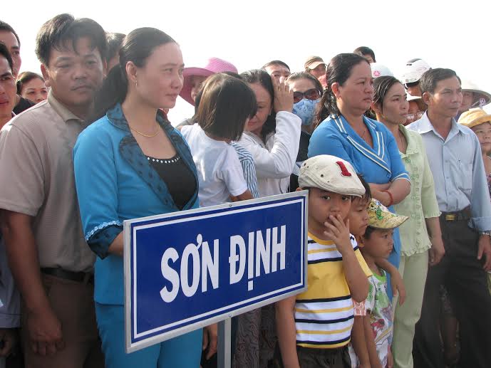 Người dân Sơn Định phấn khởi dự lễ thông xe cầu Chợ Lách